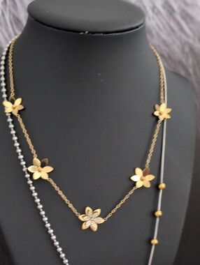 Gold Flower Pendant Necklace - Elegant Floral Chain
